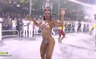 Gostosa nua e safadinha exibindo o corpo no carnaval