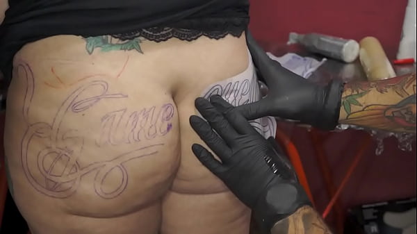 Anitta tatuando o cu