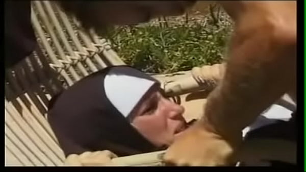 Padre pegando a freira